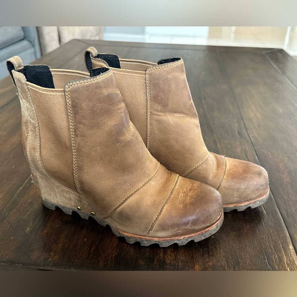 Sorel Women’s Joan of Arc wedge boots, size 8.5